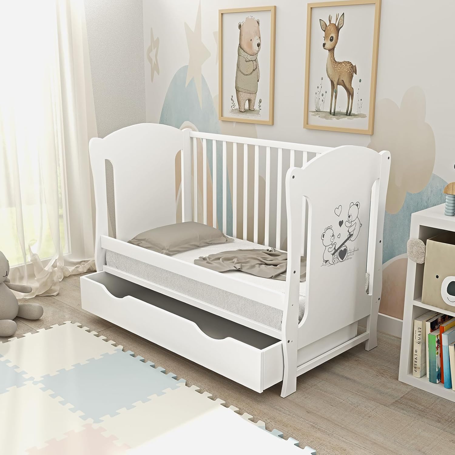 Babybett 60x120 weiß Kinderbett umbaubar zum Juniorbett Schublade Matratze Teddy Wippe Motiv